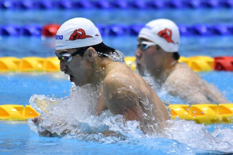 男子１００メートル平泳ぎを大会新で優勝した東邦大東邦の岡留（手前）＝県国際総合水泳場
