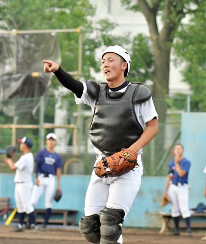 捕手で主将の川上。常にチームを引っ張っている＝木更津市内
