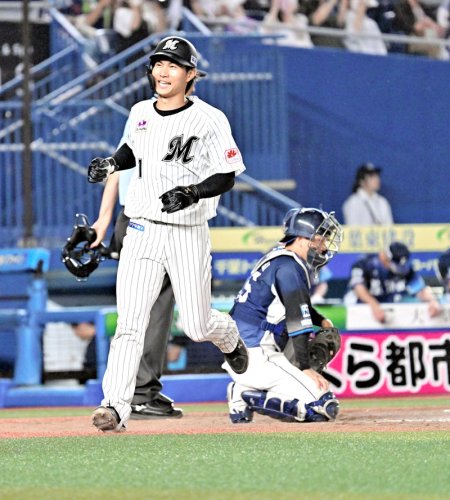 １１回千葉ロッテ１死満塁、ポランコが四球を選択し三走藤原が生還。サヨナラ勝ち＝ＺＯＺＯマリン