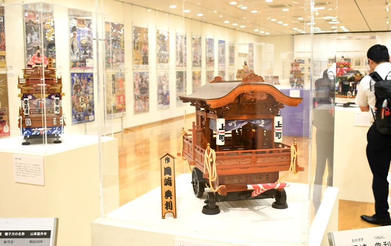 成田山新勝寺の門前地区で引き回される山車と屋台のミニチュア模型が並ぶ成田祇園祭展＝成田市
