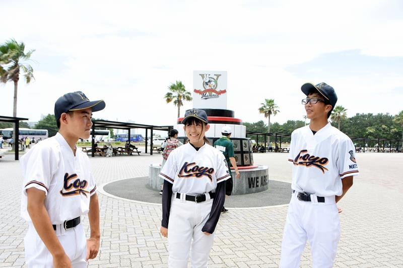 開会式から戻ってきた近藤選手（左）ら仲間と笑顔で話す宮本さん（中央）＝８日、ＺＯＺＯマリンスタジアム
