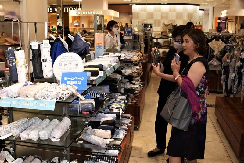 連日猛暑、グッズで涼を　ネッククーラー、小型扇風機、日傘、帽子…　外出機会増で需要高まり　千葉県内各店、売り上げ好調