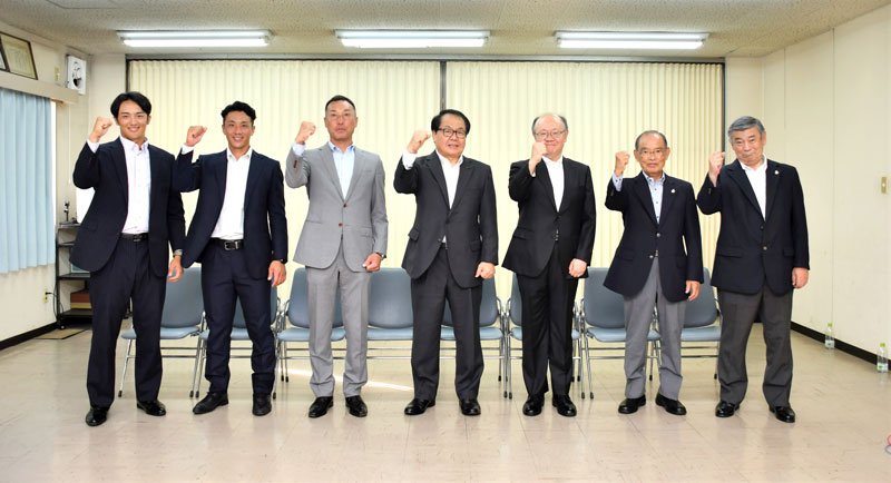 千葉日報社を訪れた日本製鉄かずさマジックの渡辺俊介監督（左から３人目）ら。中央は千葉日報社の大澤克之助社長＝１０日、千葉市中央区