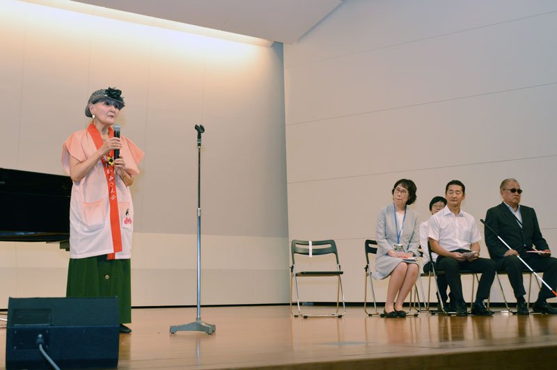 開会に先立ち、あいさつする吉成さん＝８日、千葉市中央区