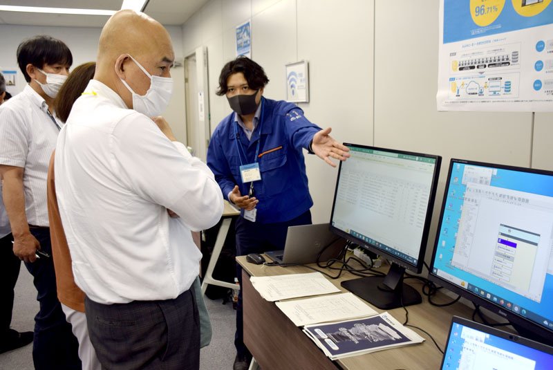 ＩＣＴを活用した生産性向上について説明を受ける来場者＝千葉市美浜区