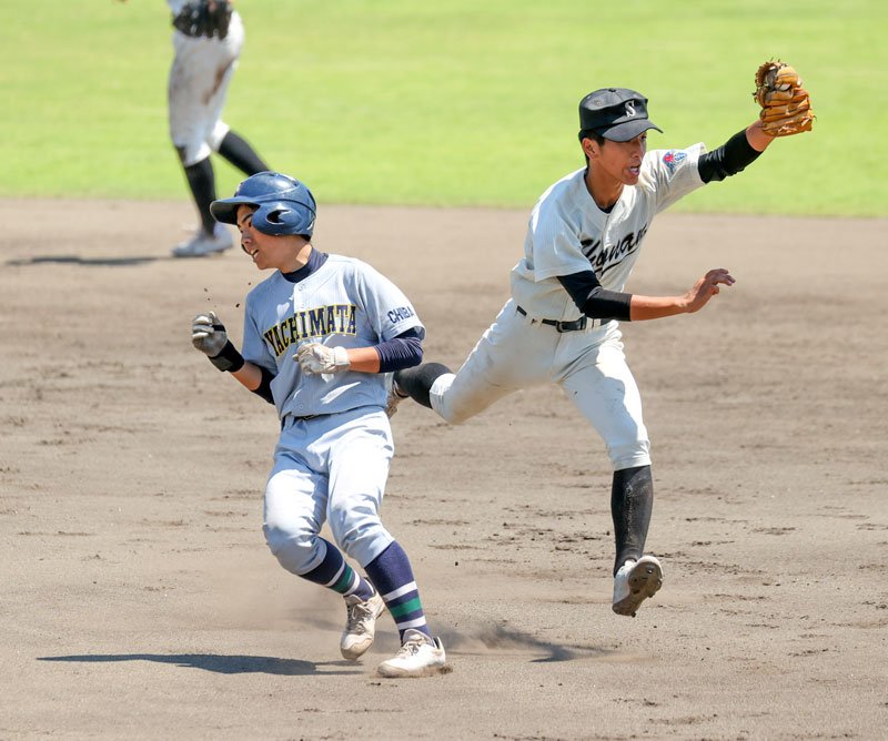 成田西陵・八街ー沼南・沼南高柳・関宿　３回裏成田西陵・八街２死二塁、内野ゴロ失策の間に二塁を狙った板谷がタッチアウト。二塁手門脇＝成田大谷津