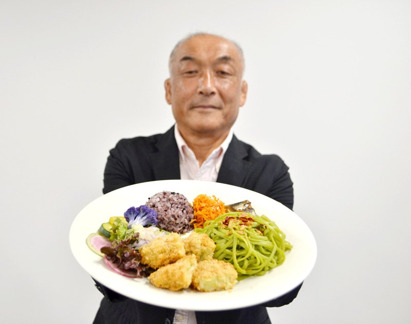 緑のクリームが詰まった船橋バクダン＝１２日、船橋市役所