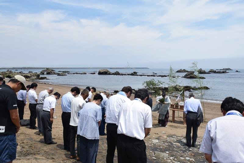 海水浴シーズン中の安全を祈願する関係者ら＝１９日、銚子市
