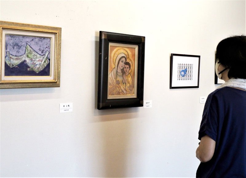 約５０点の絵画を展示した「加藤英雄コレクション展」＝木更津市