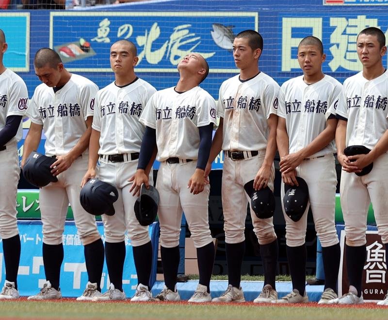 習志野に敗れ、無念の表情の市船橋ナイン
