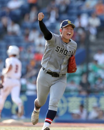 ８回表、三者凡退に抑え拳を突き上げベンチへ戻る千葉商大付のエース山本＝ＺＯＺＯマリン
