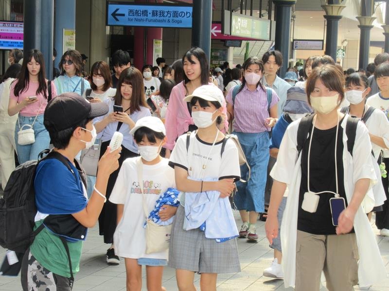 夏休み初の週末　制限なしにぎわう観光地　コロナ増加、マスク姿も