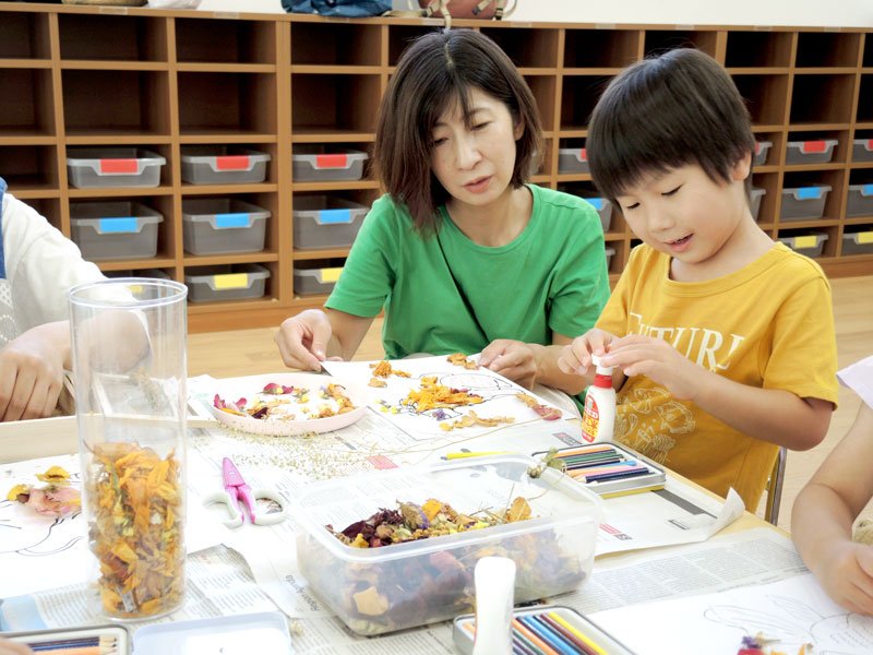 廃棄される花から作ったドライフラワーでライオンなどのアート制作に挑戦する子どもたち＝３１日、柏市