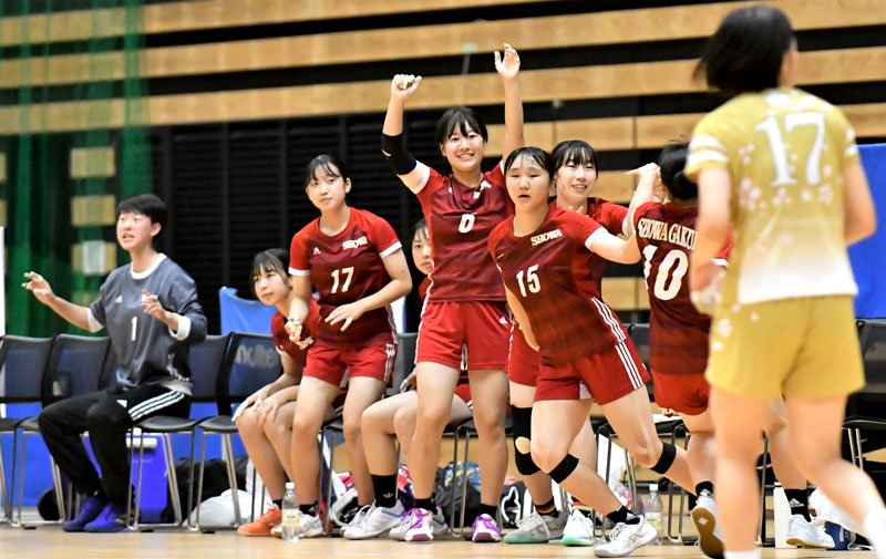 白梅学園―昭和学院　前半、味方の得点で盛り上がる昭和学院のベンチ＝函館アリーナ