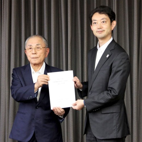 熊谷知事（右）に要請書を手渡すＪＡ千葉中央会の林会長＝１日、県庁