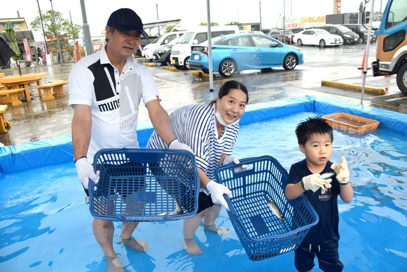 アジを捕まえて喜ぶ参加者＝山武市
