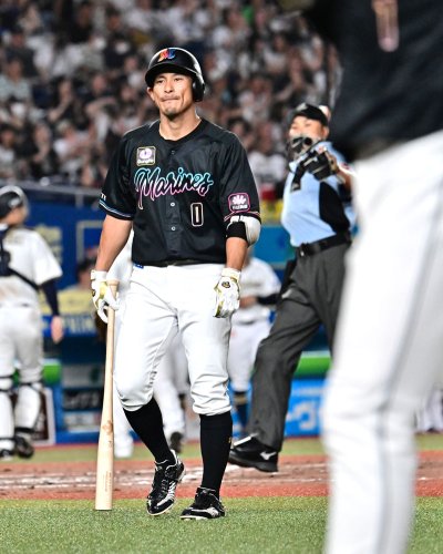 ５回千葉ロッテ１死一、三塁、三直併殺打に倒れ肩を落とす荻野＝ＺＯＺＯマリン