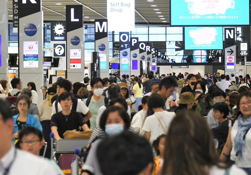 出国ラッシュが始まり、多くの旅客で混み合う成田空港の国際線出発ロビー＝１０日午後２時１５分ごろ、成田市