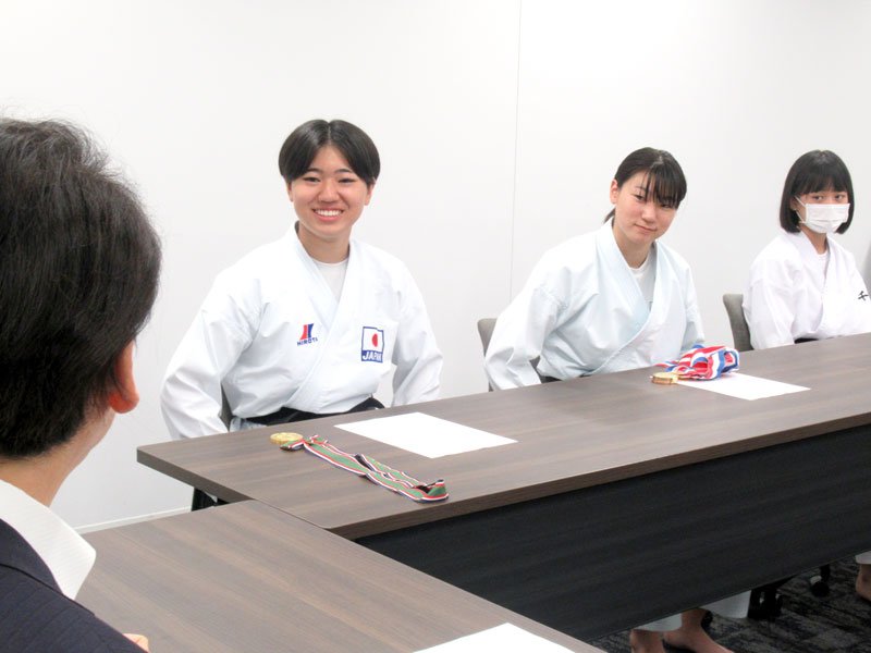 全国初Ｖ、県メダル報告　市川の空手団体「明桜塾」　鍛えた選手、活躍光る　高２沢木さん、中学生６人