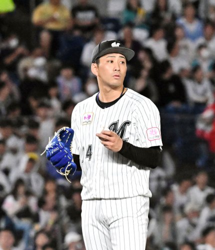 ２回、ソフトバンクの近藤に先制ソロを浴びた千葉ロッテの小島＝ＺＯＺＯマリン（共同）
