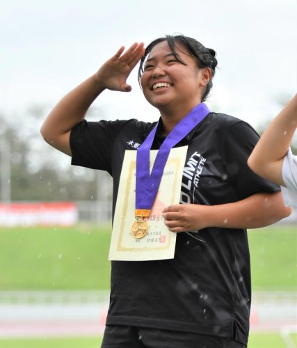  女子ハンマー投げ大会新記録で優勝し、笑顔の木更津総合・小野寺結菜＝県総合ＳＣ
