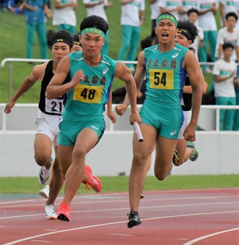 男子４００メートルリレー決勝　バトンをつなぐ市船橋の３走・東島（５４）と４走・馬原（４８）

