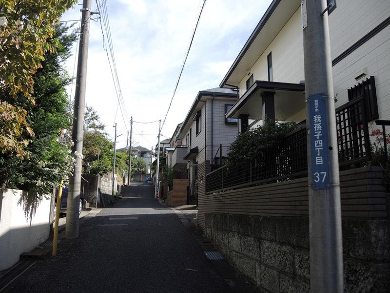 東京圏の住宅地で地価上昇率トップとなった「我孫子市我孫子４―３７―５」周辺は、ＪＲ我孫子駅から徒歩１０分程度の閑静な住宅街＝９月２６日