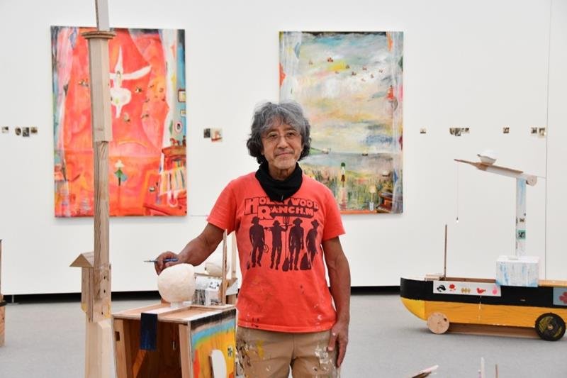 新作のインスタレーション作品の展示会場で写真に収まる荒井さん＝３日、千葉市美術館

