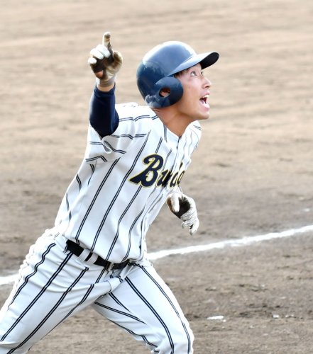 武道大―城国大　１回裏武道大２死三塁、先制２ランを放つ谷内＝千工大茜浜