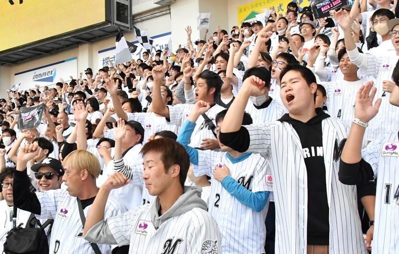 ＺＯＺＯマリンスタジアムの右翼席から声援を送る千葉ロッテファン＝７日、千葉市美浜区