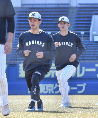ウオーミングアップをこなす千葉ロッテの小島（左）と佐々木朗＝ＺＯＺＯマリン
