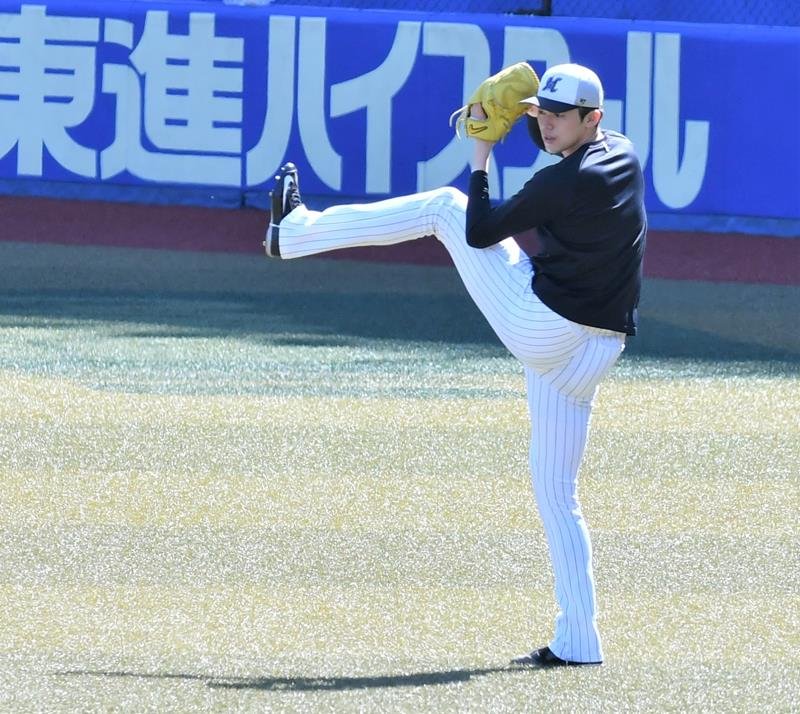 １４日の先発登板に向けて調整する千葉ロッテの佐々木朗＝ＺＯＺＯマリン
