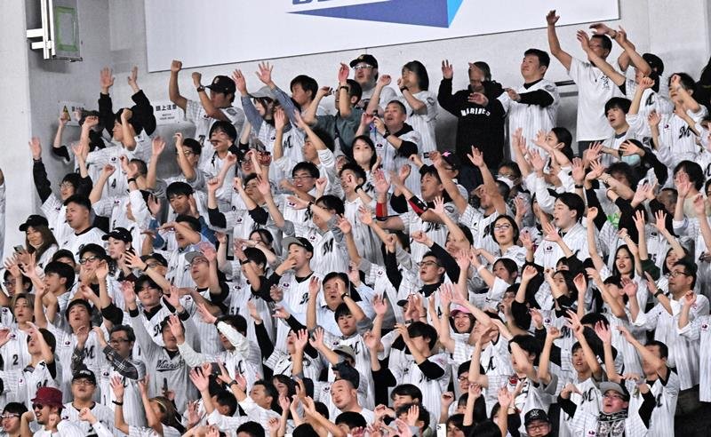 ファイナルステージ進出を決め、盛り上がる右翼スタンドの千葉ロッテファン＝１６日、千葉市美浜区のＺＯＺＯマリンスタジアム
