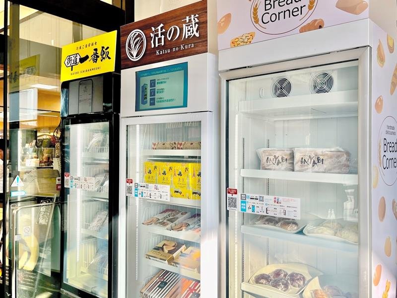酒々井ＰＡに実証実験で設置された次世代型無人販売機。弁当やベーカリー、土産物などを購入できる（ＮＥＸＣＯ東日本提供）
