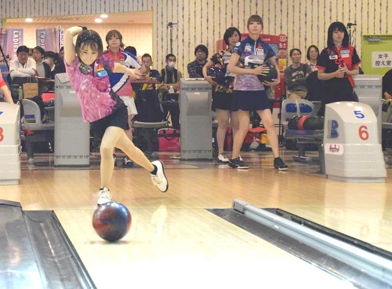 準決勝進出を目指す選手＝２１日、印西市のアイキョーボウル
