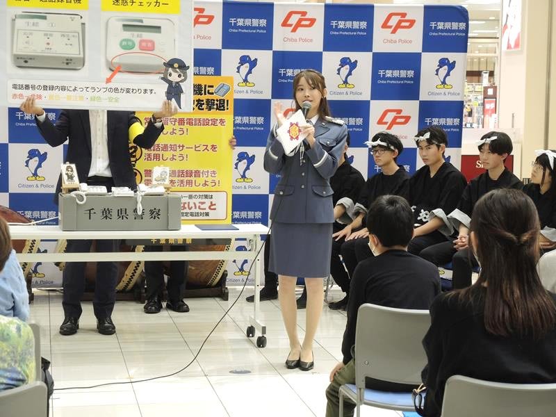 電話de詐欺被害防止を訴える乃木坂４６の黒見明香さん＝２１日、柏市
