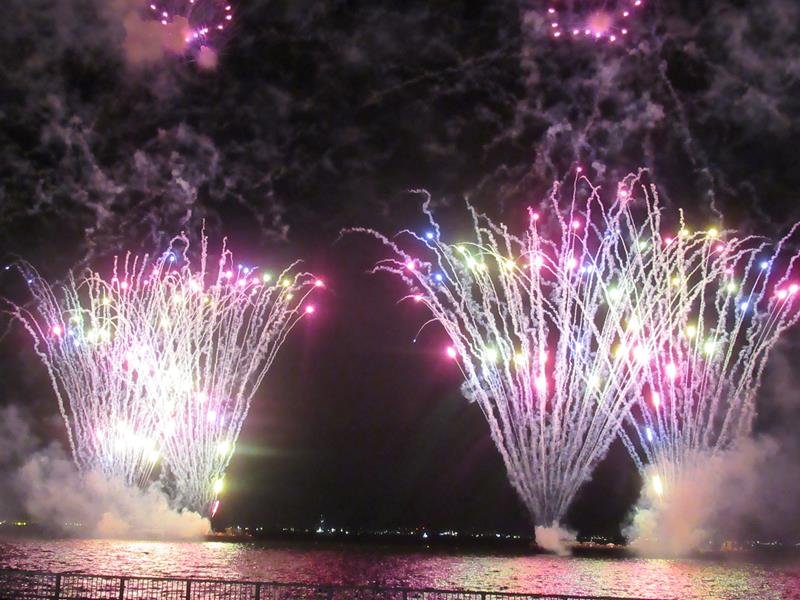 秋の夜空彩る大輪６６００発　４年ぶり浦安市花火大会