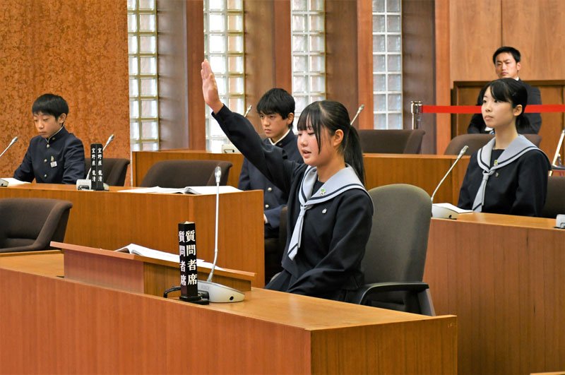 富里市議会議場で質問する中学生＝同市