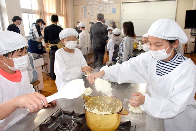 旭・干潟小　「粒すけ」炊いておむすびに　児童、できたて頬張る