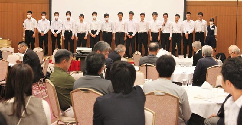 千葉高野球部ＯＢ・ＯＧに対して来夏の飛躍を誓う現役部員ら＝３日、千葉市中央区
