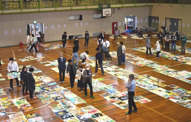 こども県展の中央審査会で、優秀作品を選定する審査員ら＝４日、千葉市立本町小