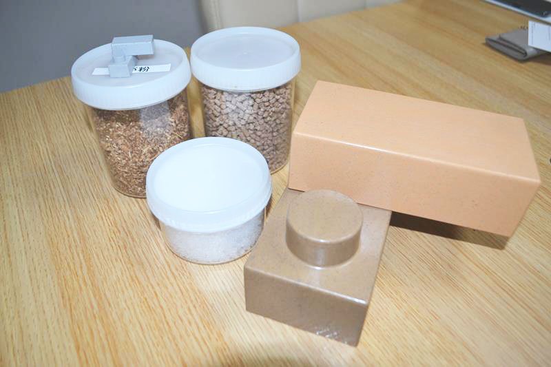 廃木材をプラブロックへ　落ち着いた色合い、軽さ特徴　千葉市花見川区のワイピーシー　「環境考えるきっかけに」