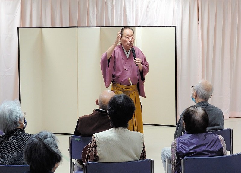 軽妙な話術で笑いを生み出し、高齢者を盛り上げた桂米助さん＝市原市のケアハウス辰巳彩風苑