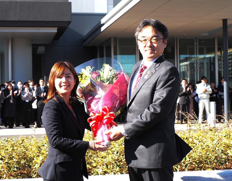 ２期目に向けて初登庁し、職員から花束で迎えられる粕谷市長（右）＝１４日、袖ケ浦市
