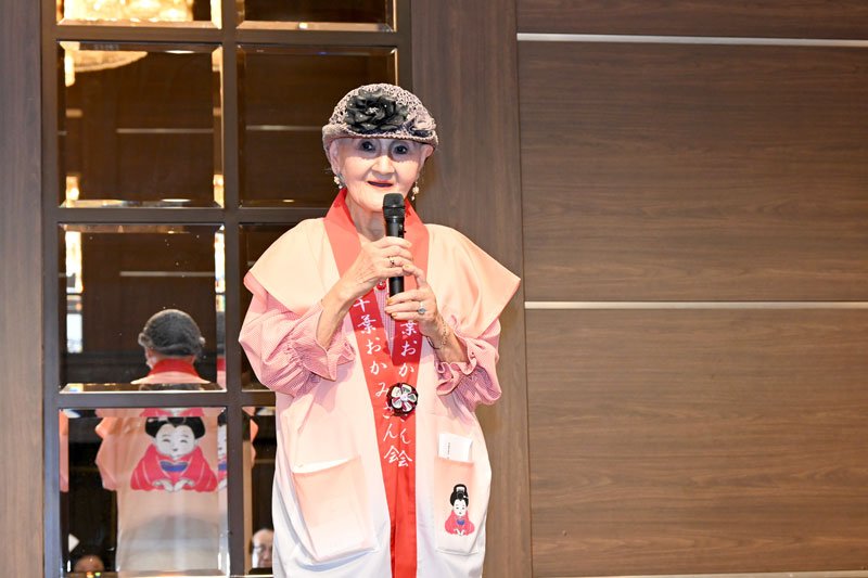 あいさつをする吉成会長＝千葉市美浜区