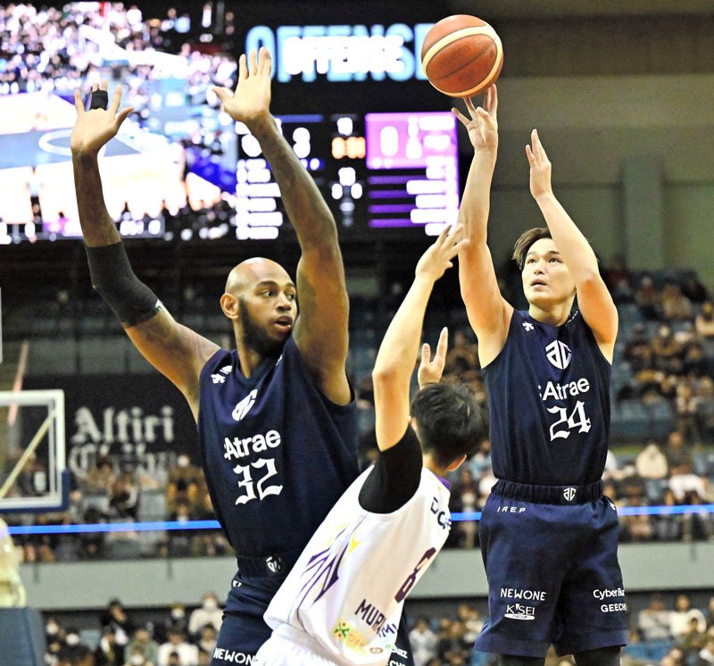 Ａ千葉－山形　第１クオーター、２本目の３点シュートを決めるＡ千葉の大塚（２４）、左はパードン＝１２日、千葉ポートアリーナ