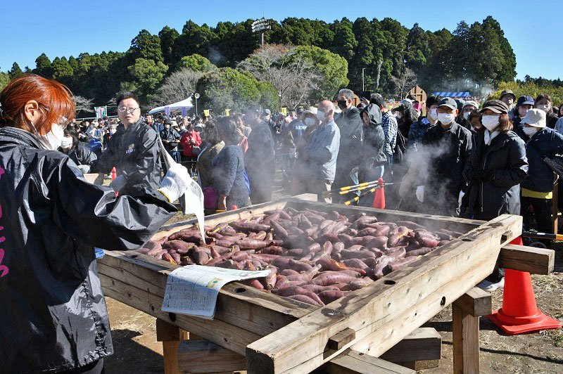 秋の味覚サツマイモ満喫　４年ぶり「いも祭」盛況　「甘くておいしい」特産焼き芋に笑顔　香取・栗源