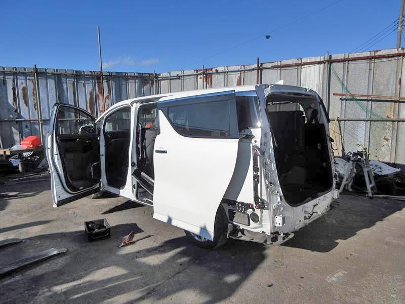 ヤードで見つかった後部ドアが外された乗用車（県警提供）