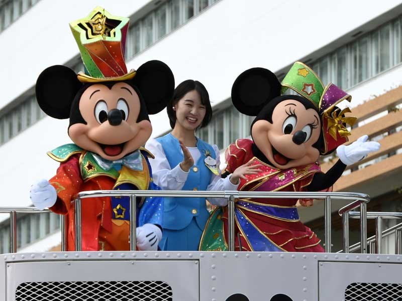 千葉みなとにミッキー登場！　７万２千人、千葉県１５０周年パレードに歓声　市柏吹奏楽部ら行進