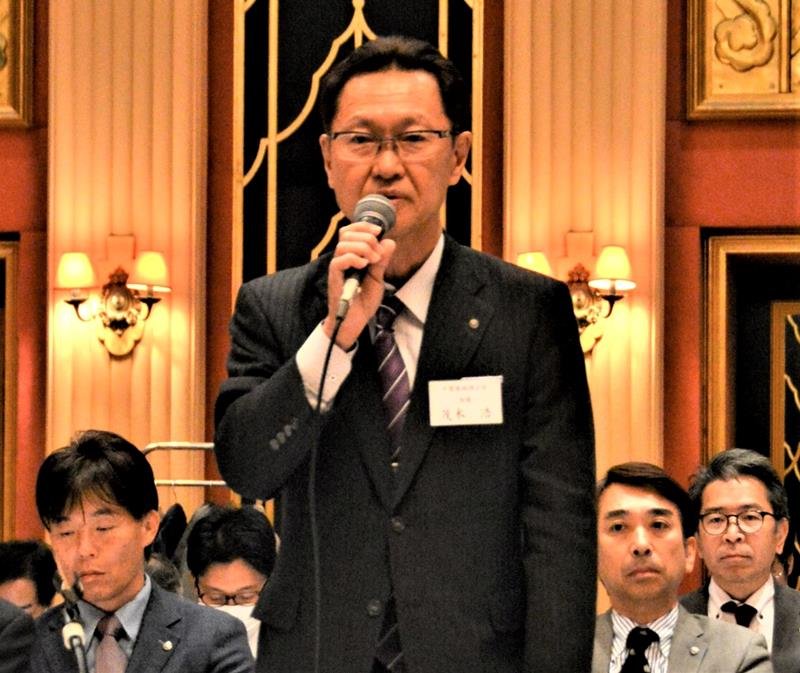 あいさつする茂木会長＝千葉市美浜区
